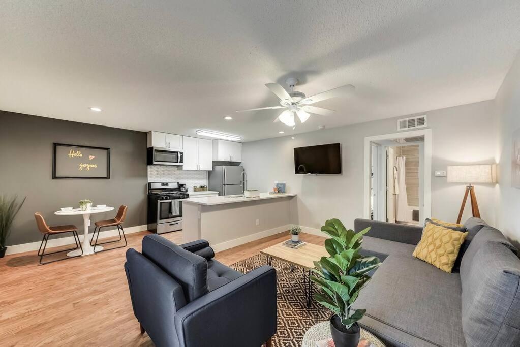 Апартаменты Hello Gorgeous Flat Near Downtown! Даллас Экстерьер фото